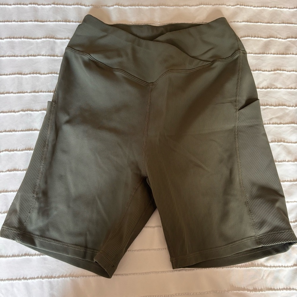 Women’s green cross waist biker shorts size M